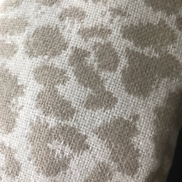 New Banana Republic Cheetah print fringed scarf/wrap - Picture 3 of 3